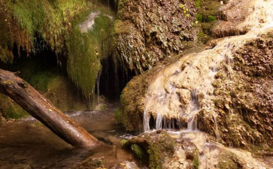 Откриха телата на затрупаните туристи в Крушунските водопади