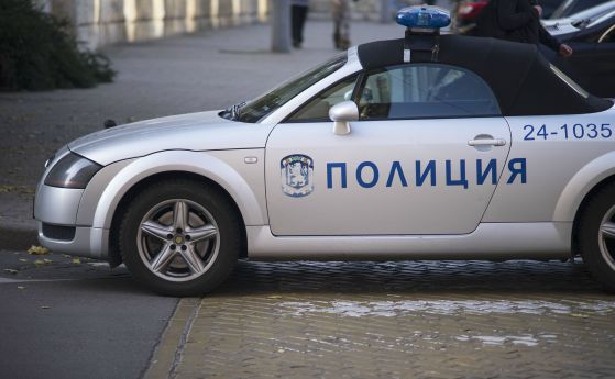 От вас: Полицейска кола, паркирала на пешеходна пътека в София