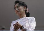 Демократи триумфираха в изборите в Мианмар, но ще управляват трудно
