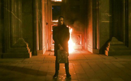 Артист подпали вратите на централата на КГБ в Москва (видео)