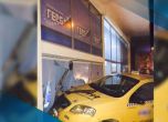 Такси се вряза в офис на ГЕРБ-Враца
