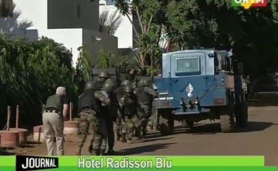 Военни щурмуваха хотела в Мали, над 80 заложници избягаха