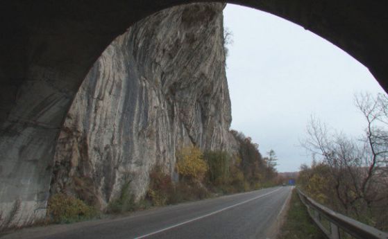 Опасни скали висят над пътя Велико Търново-Габрово (видео)