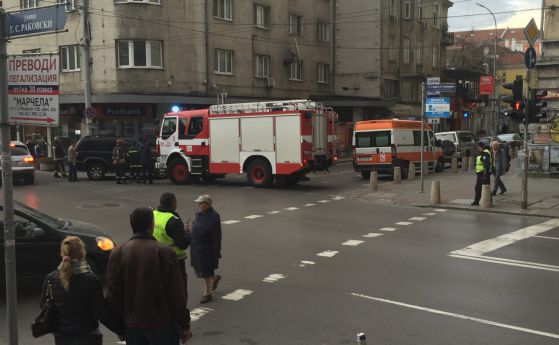 Отцепиха кръстовище в София заради съмнения за бомба (снимки)