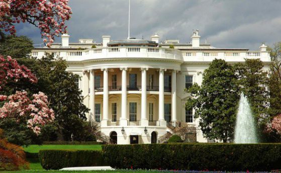 Мъж прескочи оградата на Белия дом, Обама вътре