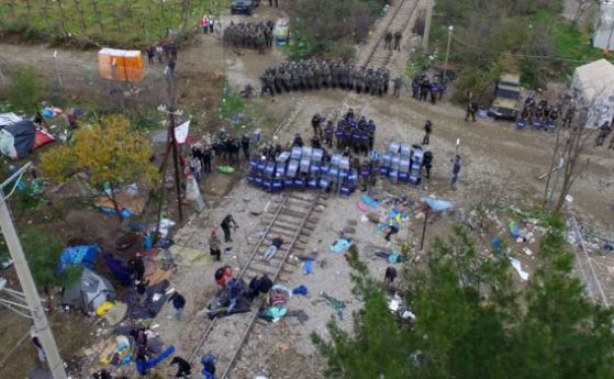 38 ранени в сблъсъците между мигранти и полиция в Македония