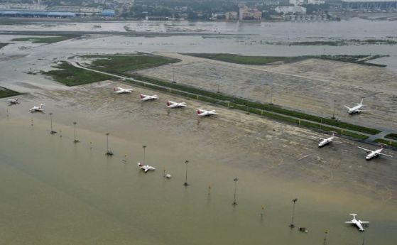 Потоп в Индия остави под вода летище и цели квартали