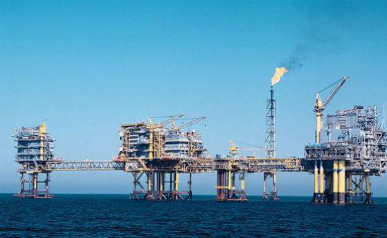 32 души загинаха при пожар на нефтена платформа в Каспийско море