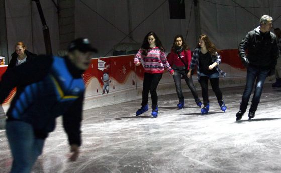 Най-голямата ледена пързалка на Балканите отвори в София
