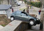 Жена качи кола на стълби след ляв завой в Пловдив  (видео)