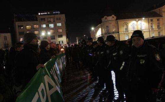 Протестиращи палят свещ в памет на съдебната реформа