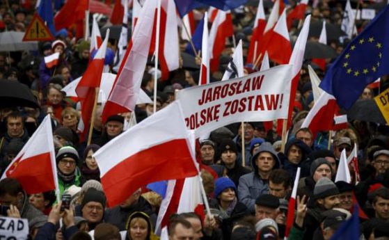 Хиляди на протест във Варшава срещу разрушаването на демокрацията