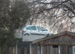 Шофьорка "кацна" на покрива на гараж, прелетя между дървета