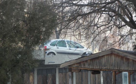 Шофьорка "кацна" на покрива на гараж, прелетя между дървета
