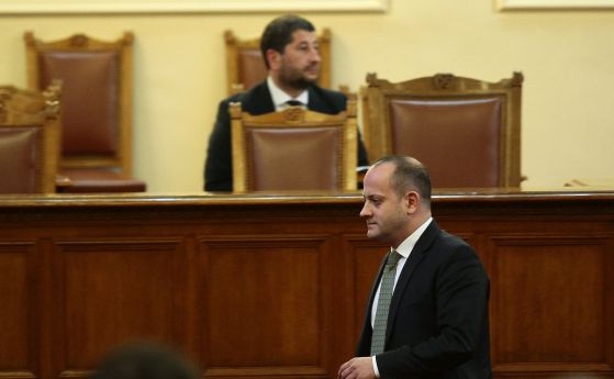 Радан Кънев и Христо Иванов в пленарната зала на парламента