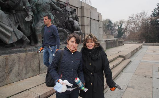 Социалисти почистиха отново паметника на съветската армия в София