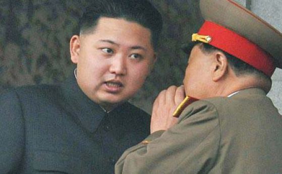 Ким Чен Ун почита баща си, тълпи пред статуята на Ким Чен Ир