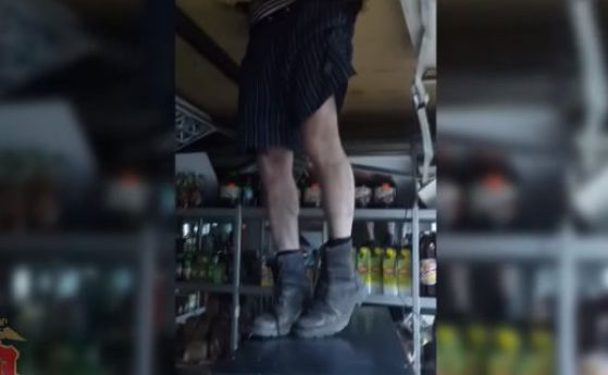 Крадец се заклещи в тавана на магазин в Сибир