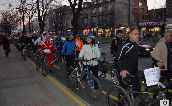 Велосипедисти на протест срещу опасни алеи във Варна (снимки)