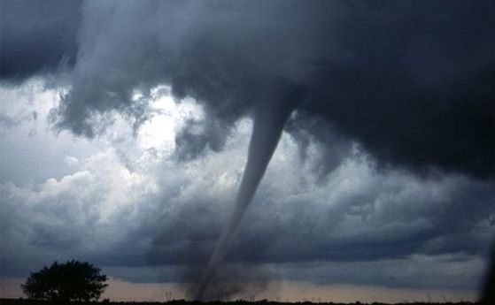 Торнадо взе жертви в САЩ, метеоролозите предупреждават за „историческа виелица“