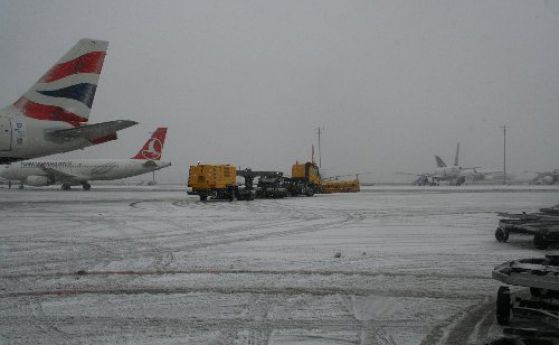 Хаос на двете летища в Истанбул след обилните снеговалежи