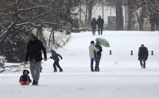 Снегът удължи ваканцията в 52 училища