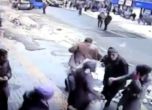 "Градска лавина" рани двама души в Турция (видео)