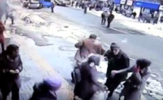 "Градска лавина" рани двама души в Турция (видео)