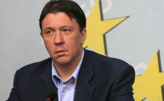 Куюмджиев: Борисов разигра театър с „Овергаз“, за да излезе герой