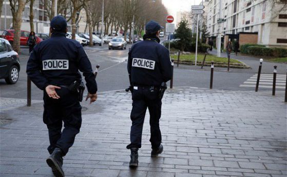 1 г. след "Шарли": Мъж нападна полицейски участък в Париж с викове „Аллах Акбар“ (обновена)