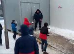 Сръбски полицаи се забавляват в снега с деца от бежански лагер (видео)