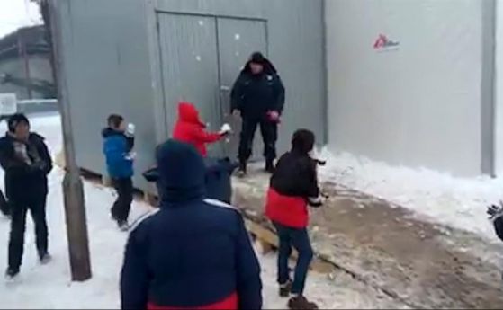 Сръбски полицаи забавляват деца в бежански лагер с бой със снежни топки (видео)