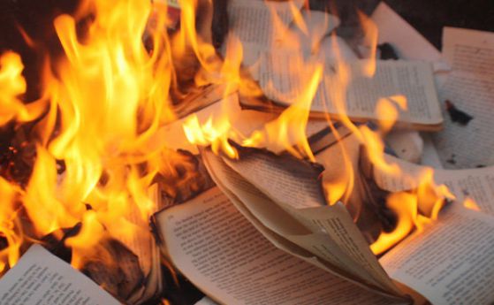 В Русия изгориха книги, издадени с пари на Сорос