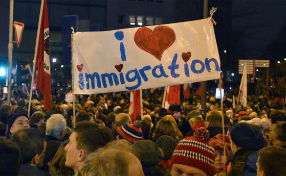 Хиляди на протест в Щутгарт срещу расизма и насилието над бежанци