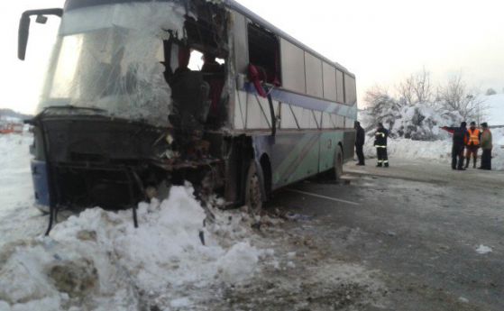 Два автобуса и микробус се сблъскаха край Омуртаг