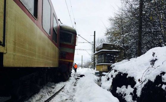 Товарен влак се обърна на гарата в Дупница