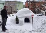 Мъж построи иглу след бурята в САЩ, пусна го под наем за 200$ (снимки)