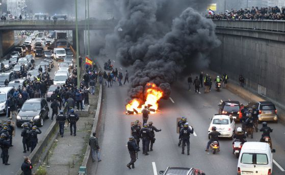 Протестиращи палиха гуми и блокираха пътища във Франция