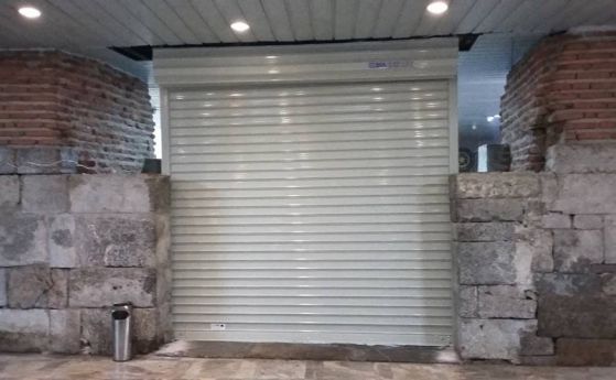 "Антична" гаражна врата пази останките на Сердика (снимки)
