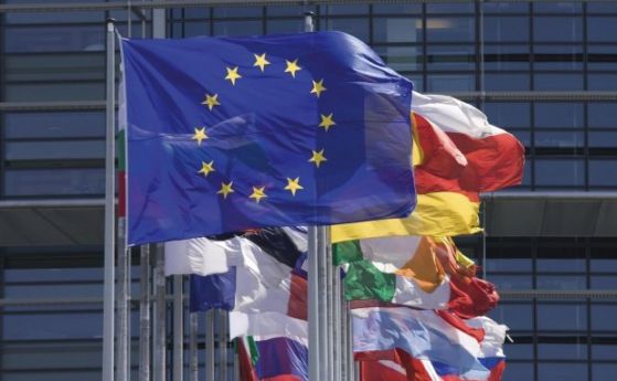 Брюксел предлага по-малко помощи за имигранти от ЕС преди референдума в Англия