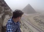 Младеж изкачи Голямата пирамида в Гиза незаконно (видео)