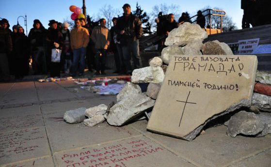Разрушиха грамадата, поставена пред община Варна в памет на Пламен Горанов