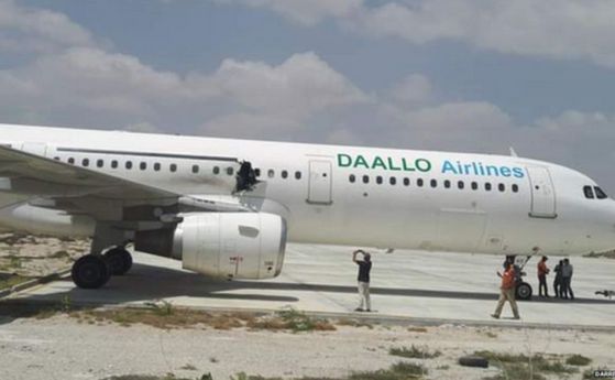 Самолет се приземи в Сомалия след взрив на борда, който уби един пътник (видео)