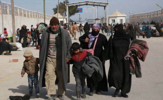 Десетки хиляди бежанци от Алепо обсаждат границата с Турция
