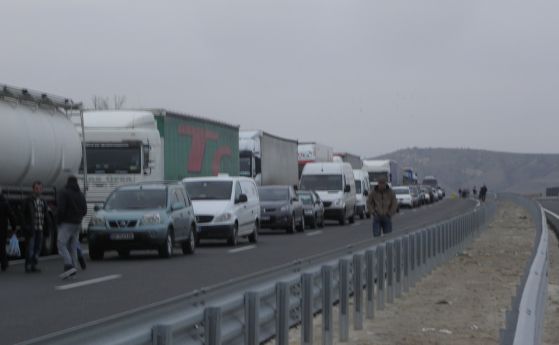 Блокадата на границата с Гърция продължава