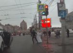 Булка избяга от бъдещия си съпруг насред кръстовище (видео)