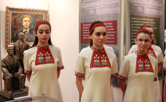 Детският радиохор откри изложба за Левски и Ботев в парламента (галерия и видео)