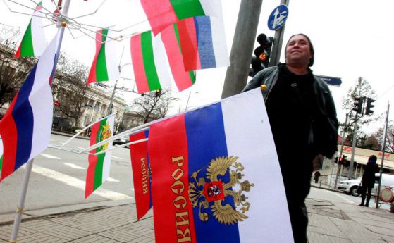 Сергия за руски знамена на метри от паметника на Васил Левски (снимки)