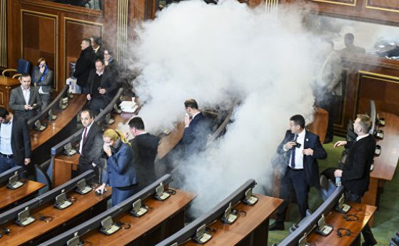 Опозицията пак пусна сълзотворен газ в парламента на Косово