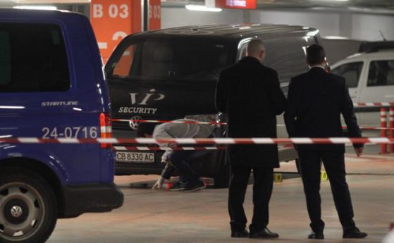 Въоръжени с автомати обраха инкасо автомобил пред столичен мол